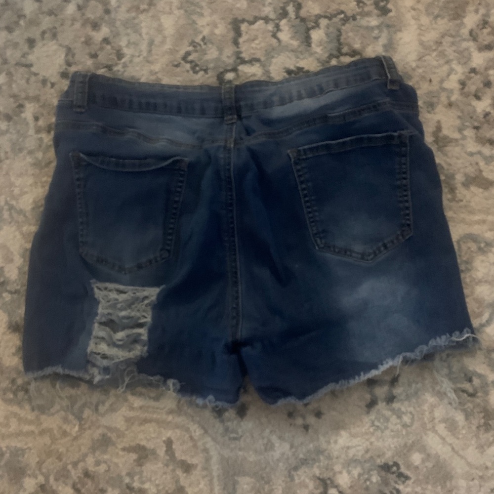 Distressed jean shorts with stretch for a great fit XL
